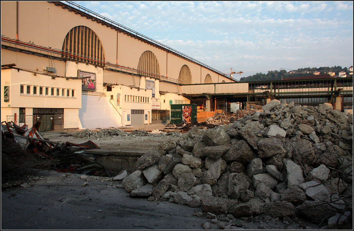 Die Rückseite kommt zum Vorschein -

Durch die Abbrucharbeiten des Bahnsteigdaches kommt mehr und mehr die Rückseite des Bonatzbaus zum Vorschein.

Stuttgart Hauptbahnhof, 07.09.2014 (M)