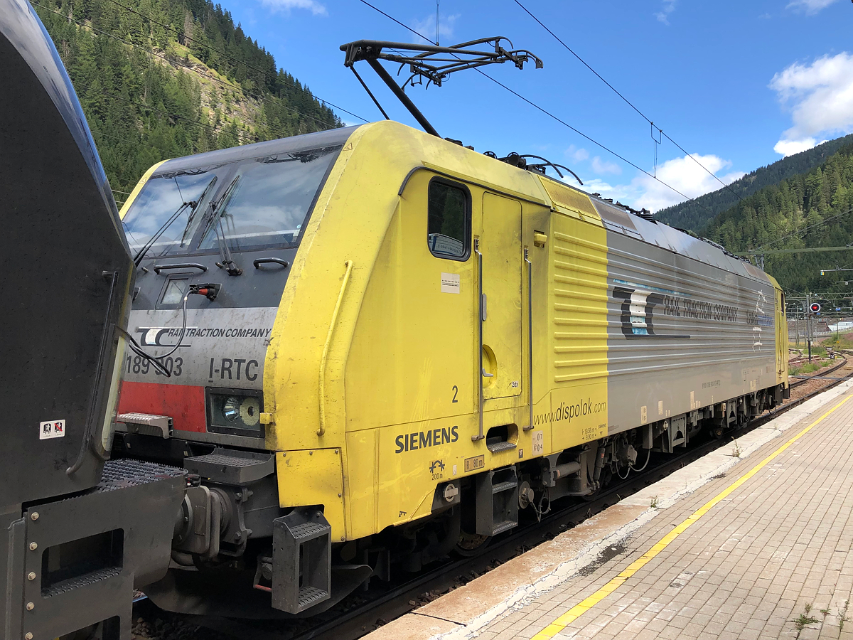 Die Rückseite der Lokomotion/Rail Traction Company 189 903 kurz vor der Abfahrt Richtung Kufstein. Aufgenommen in Brenner/Brennero am 23.08.2021