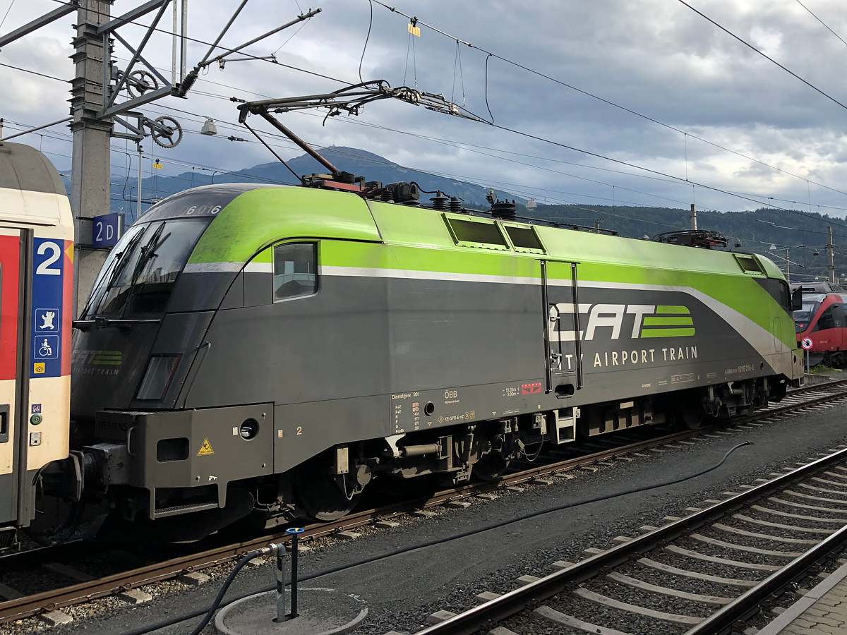 Die Rückseite der ÖBB 1016 016-8  CAT  vor dem EC 164  Transalpin  von Graz Hbf nach Zürich HB in Innsbruck Hbf. Aufgenommen am 04.10.2021