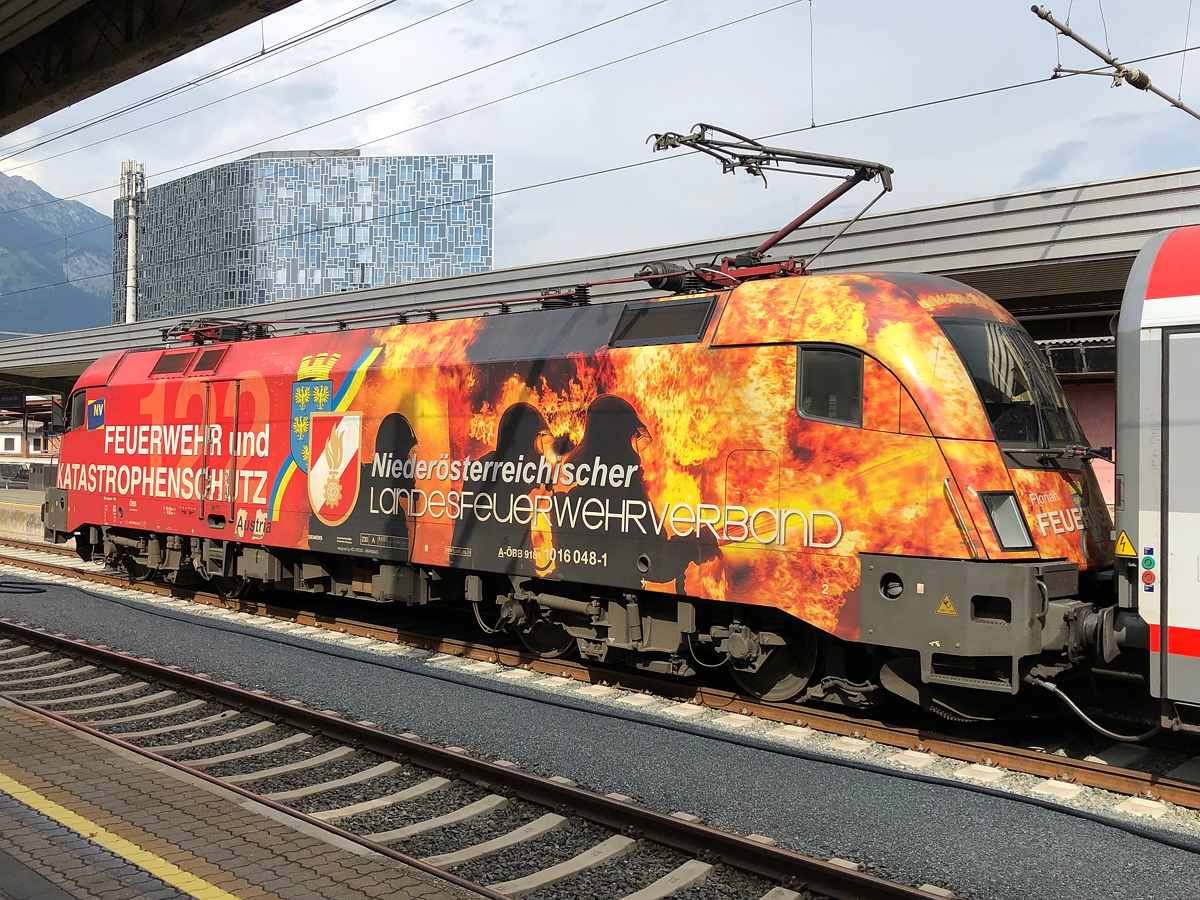 Die Rückseite der ÖBB 1016 048-1  Niederösterreichischer Landesfeuerwehrverband  bevor der Zug pünktlich um 17:00 Uhr nach Kufstein abfuhr. Innsbruck Hbf am 30.07.2021