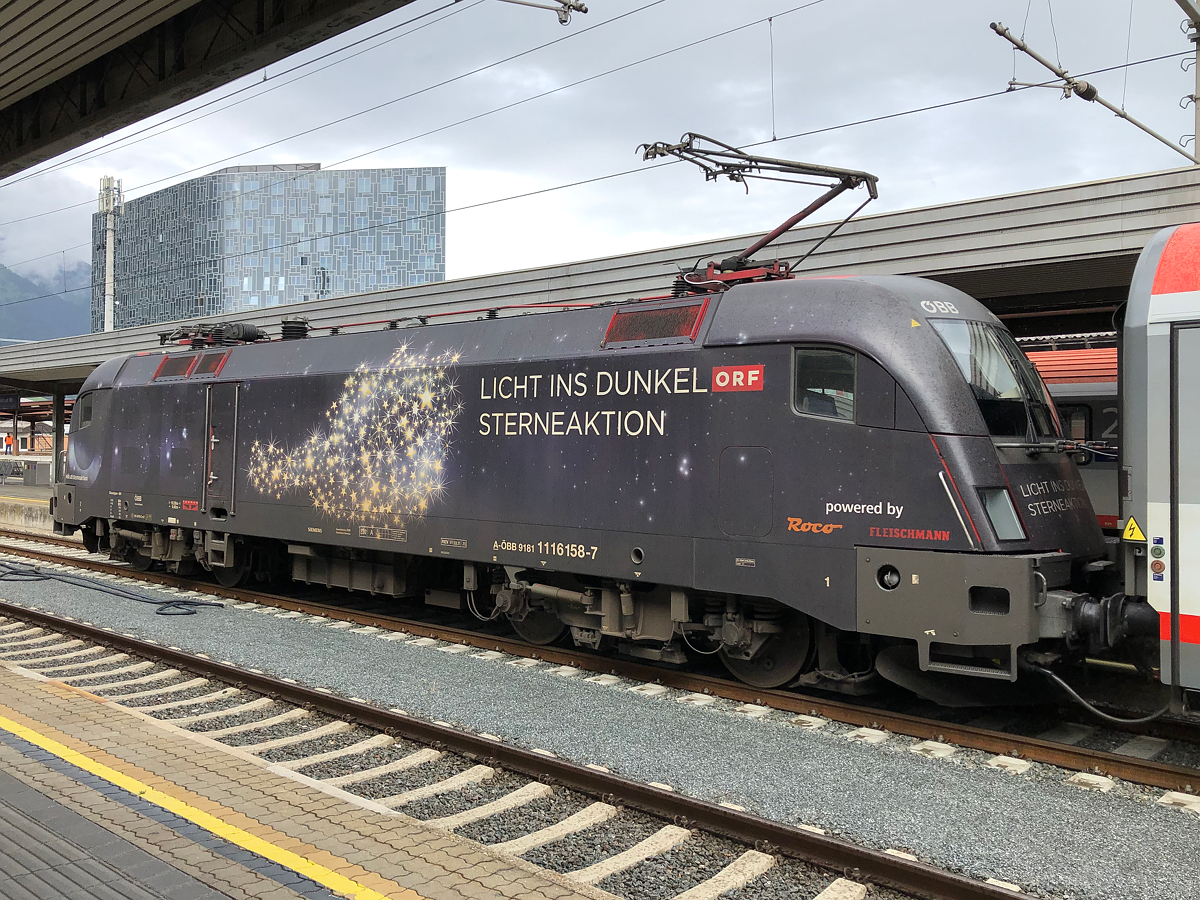 Die Rückseite der ÖBB 1116 158-7  Licht ins Dunkel Sterneaktion  bevor der Zug pünktlich um 17:40 Uhr nach Kufstein abfuhr. Innsbruck Hbf am 03.08.2021