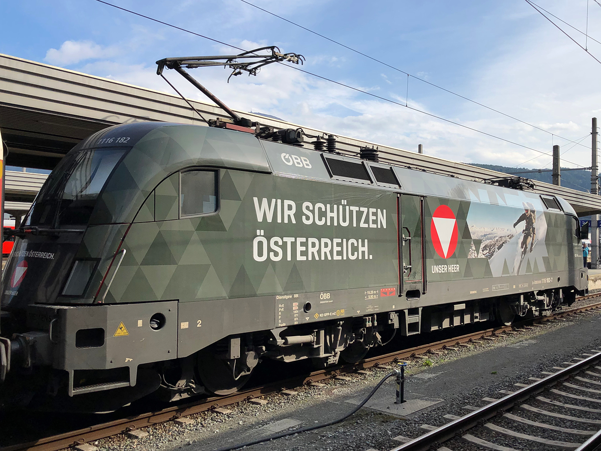 Die Rückseite der ÖBB 1116 182-7  Bundesheer  mit dem EC 164  Transalpin  von Graz Hbf nach Zürich HB in Innsbruck Hbf. Aufgenommen am 27.09.2021