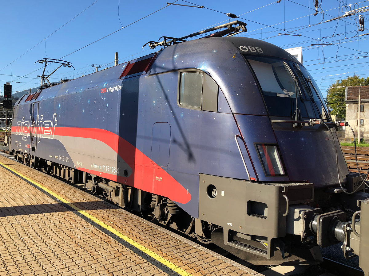 Die Rückseite der ÖBB 1116 195-9  NightJet . Aufgenommen in Innsbruck Hbf am 25.09.2021