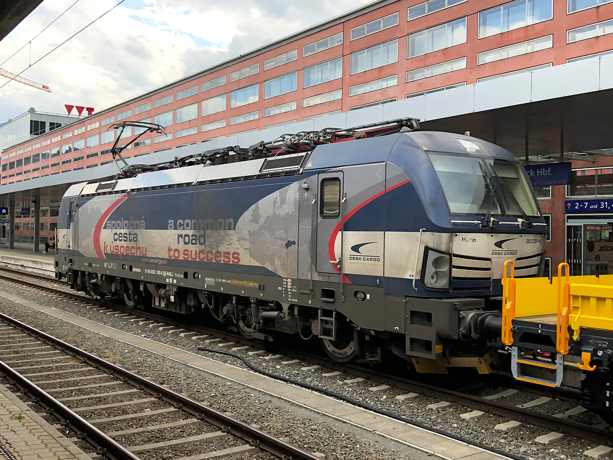 Die Rückseite der ZSSK Cargo 383 209-4.  Innsbruck Hbf am Abend des 09.08.2021.