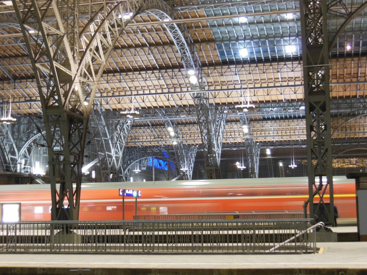 Die Ruhe am Abend wird kurz und jäh unterbrochen durch die Ausfahrt einer 143 mit einem Doppelstockzug. Leipzig Hbf 04.03.2013