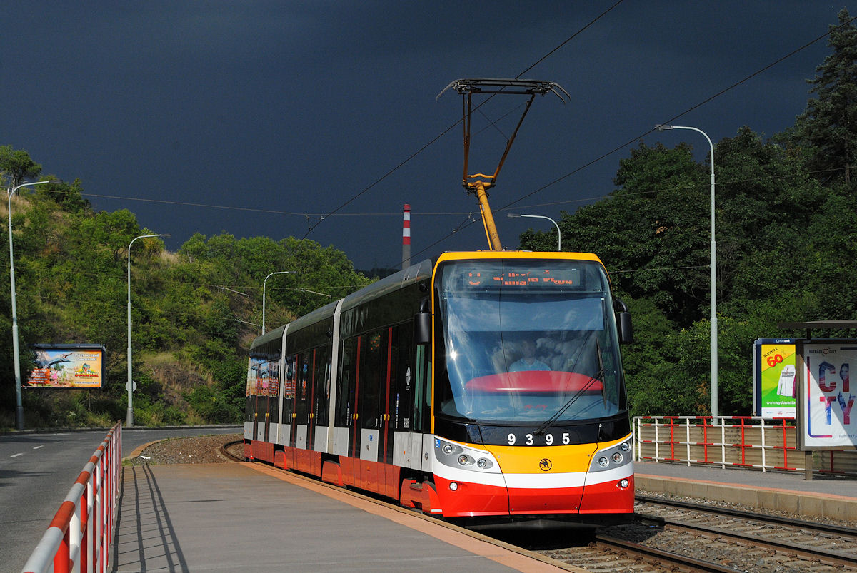 Die Ruhe vor dem Sturm: Tw.9395 konnte gerade noch im letzten Sonnenlicht in der Haltestelle Krematorium Motol festgehalten werden, wenige Minuten später ging ein heftiger Gewitterregen über der Stadt nieder. (15.07.2017)