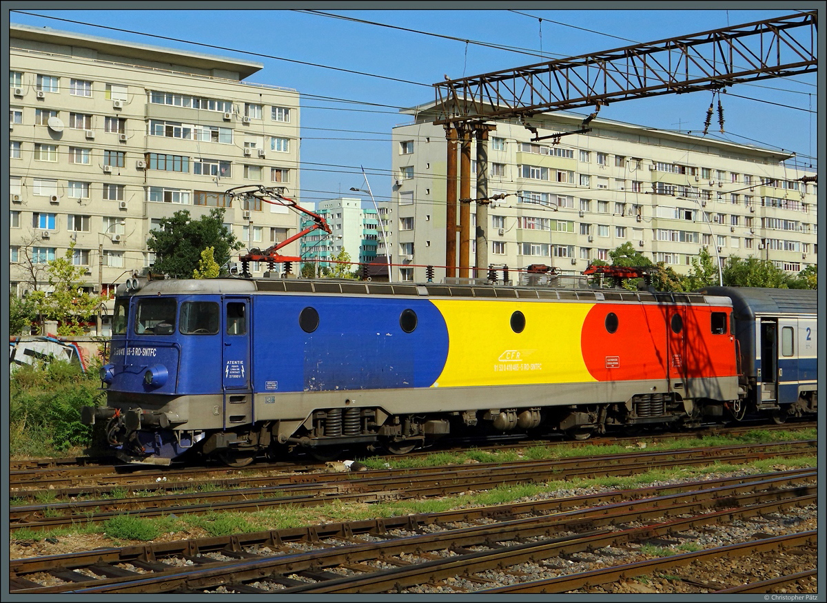 Die in den rumänischen Nationalfarben lackierte 410 465-5 der CFR steht am 03.09.2019 im Bahnhof București Nord.