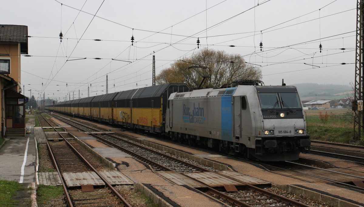 Die Rurtalbahn Cargo 185 684-8 ist am 10.11.2014 mit einem langen Autotransportzug von Deutschland nach Ungarn unterwegs. Hier bei der Durchfahrt in Kirchstetten Richtung Wien. 