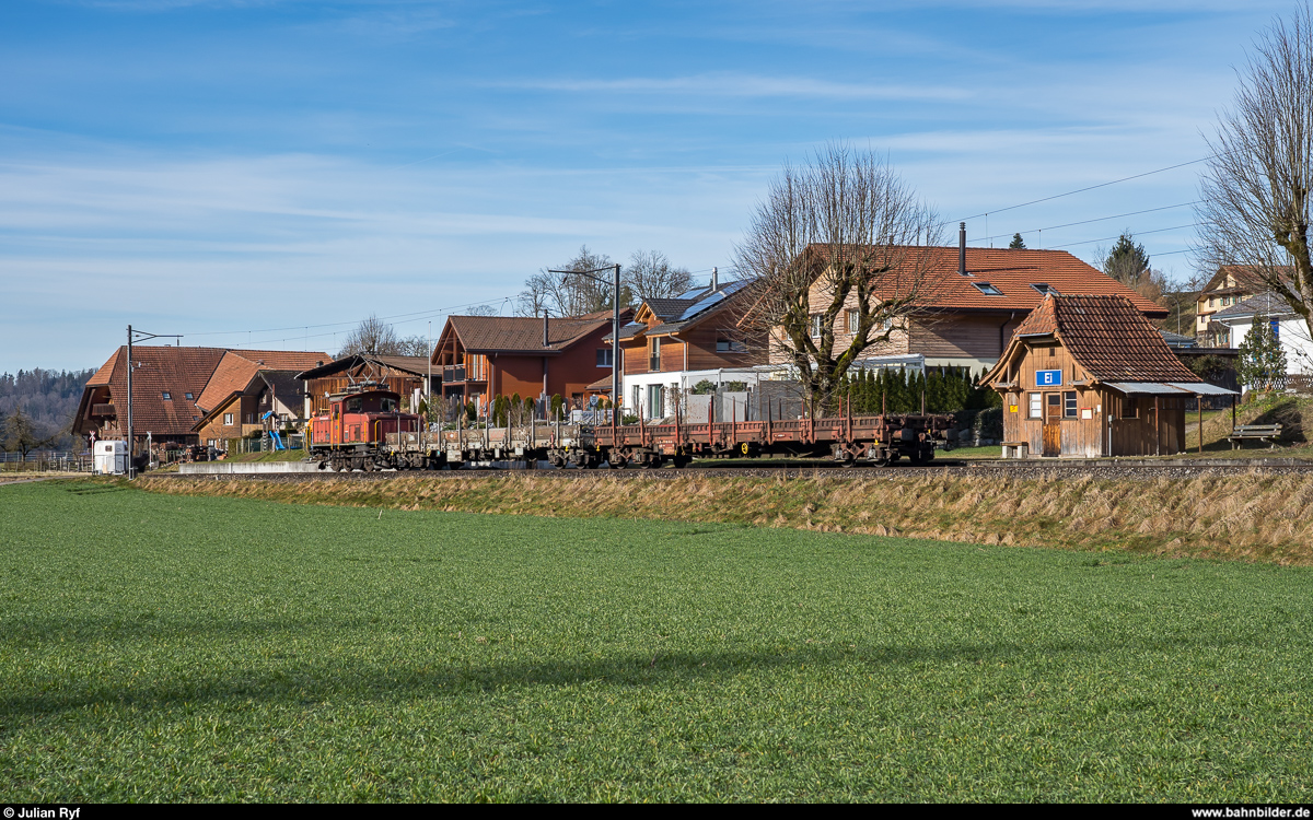 Die RUWA Drahtschweisswerk AG in Sumiswald besitzt zwei Ee 3/3, welche sie für die Überfuhr der von SBB Cargo in Sumiswald-Grünen angelieferten Güterwagen zu ihrem Werk im Ortsteil Burghof an der nicht mehr für den Personenverkehr genutzten Strecke Richtung Wasen nutzt. Da die Entladerampe im firmeneigenen Anschlussgleis nur Platz für zwei Wagen bietet, werden die Wagen im Bahnhof Sumiswald-Grünen gelagert und von der Ee 3/3 jeweils paarweise ins Werk zum Entlad und danach gleich wieder zurück gebracht. Ich habe den morgendlichen Wagenwechsel am 20. Februar 2020 fotografisch dokumentiert.<br>
Nach knapp anderthalb Stunden Wartezeit waren die beiden Wagen entladen und die Ee 3/3 16408 brachte sie runter zum Bahnhof um kurz darauf zwei volle Wagen ins Werk zu bringen. Bei Ei, der Station mit dem kürzesten Namen in der Schweiz. Im Personenverkehr halten hier nur noch an wenigen Tagen im Jahr die Züge des Vereins Historische Eisenbahn Emmental.