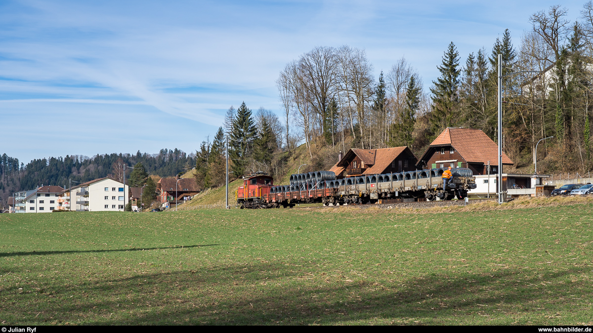 Die RUWA Drahtschweisswerk AG in Sumiswald besitzt zwei Ee 3/3, welche sie für die Überfuhr der von SBB Cargo in Sumiswald-Grünen angelieferten Güterwagen zu ihrem Werk im Ortsteil Burghof an der nicht mehr für den Personenverkehr genutzten Strecke Richtung Wasen nutzt. Da die Entladerampe im firmeneigenen Anschlussgleis nur Platz für zwei Wagen bietet, werden die Wagen im Bahnhof Sumiswald-Grünen gelagert und von der Ee 3/3 jeweils paarweise ins Werk zum Entlad und danach gleich wieder zurück gebracht. Ich habe den morgendlichen Wagenwechsel am 20. Februar 2020 fotografisch dokumentiert.<br>
Eine knappe halbe Stunde nachdem die leeren Wagen in den Bahnhof gebracht wurden, kehrte die Ee 3/3 16408 mit zwei vollen Wagen wieder zurück. Hier zwischen den Ortsteilen Grünen und Ei.