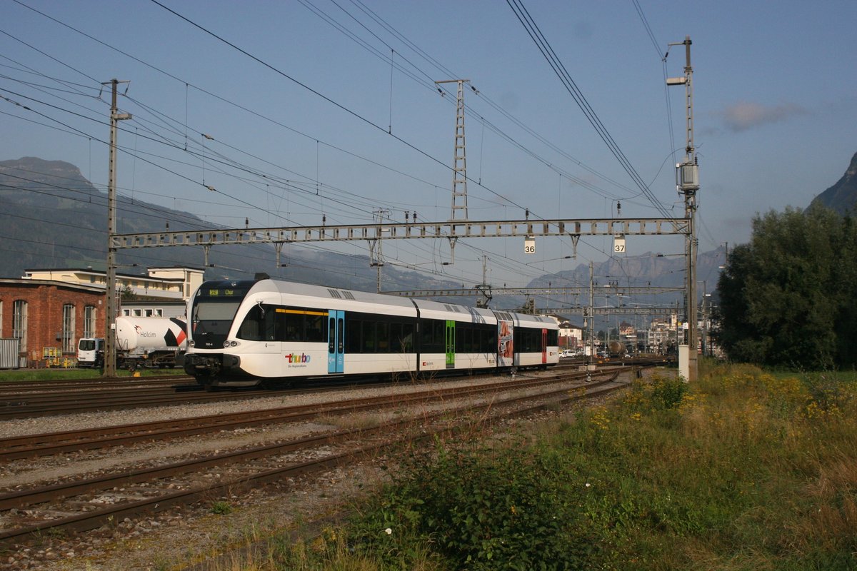 Die S 12 verbindet Sargans mit der Bündner Hauptstadt Chur. Auf dieser Linie werden hauptsächlich GTW Maschinen der SBB Tochter Thurbo eingesetzt. bei diesem Kurs fährt der Dreiteiler RABe 526 760 (NVR: 94 85 7 526 760-4 CH-THB) ins Bündnerland.

Sargans, 23.08.2019
