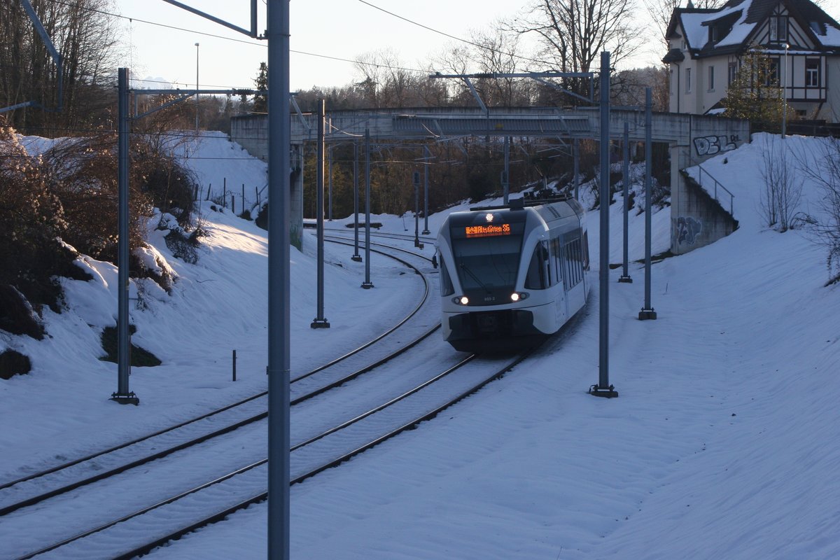 Die S 2 nach Altstätten SG hat in Form des RABe 526 803 Den Bahnhof Mörschwil gerade verlassen und folgt im Schatten der Strecke nach Goldach.

Mörschwil, 24.01.2021 