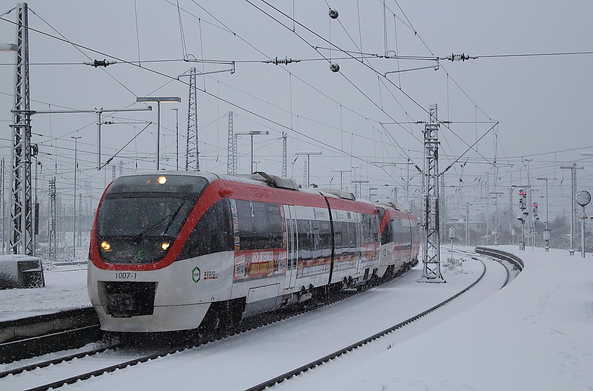 Die S 28 mit dem Regiobahn-VT 1007 an der Spitze kommt am 09.12.2017 im Neusser Hauptbahnhof an