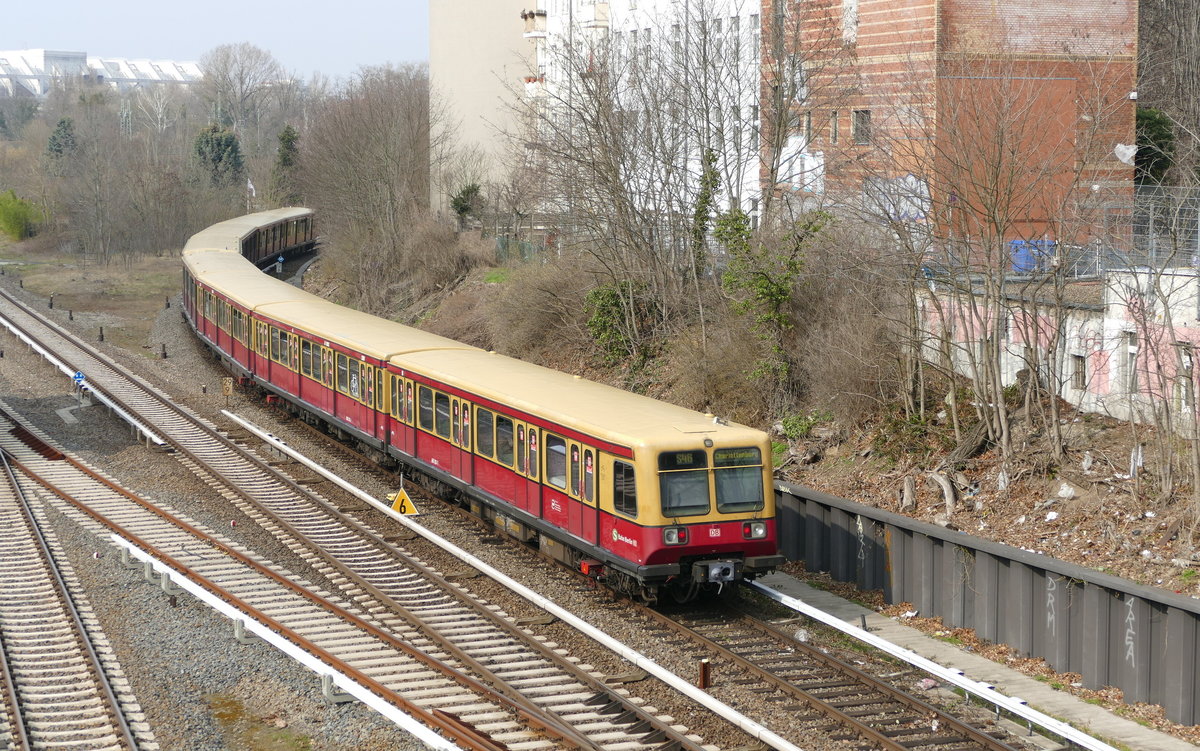 Die S 46 ''Macht die Biege'' mit der BR 485. Aktuell zwischen den Stationen Berlin-Halensee und B Westkreuz verlässt die S46 den Ring mit Fahrtziel B Charlottenburg und kommt hier nach wenigen Minuten wieder retour. Die Baumaßnahmen in Westkreuz (Bahnhof) und Westend (Gleisarbeiten) dauern bis zum 12.April 2021 an. Foto zur Dokumentation, Anfang März 2021, von der Kurfürstendammbrücke in Halensee.(S46)