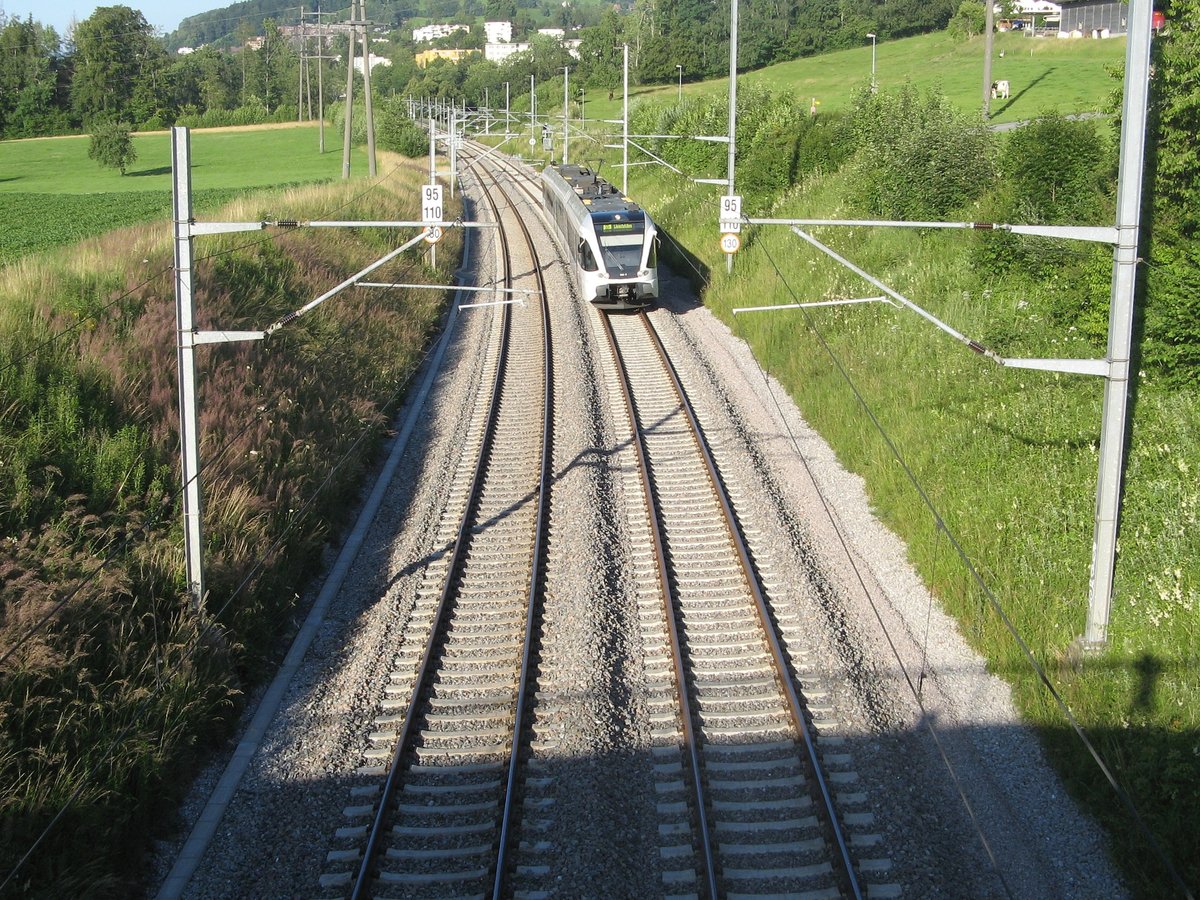 Die S 5 nach Weinfelden, ein RABe 526 xxx, macht sich auf den Weg nach Gossau. Nächster Halt: St. Gallen Winkeln.

Foto: Luka Streck

St. Gallen Neuhof, 04.07.2020

