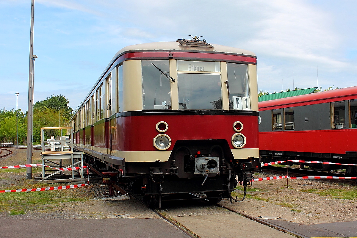 Die S-Bahn 276 070-0 auf dem Gelnde der Triebwagenhalle Erkner am 17.05.2014 zum Tag der offenen Tore - 90 Jahre S-Bahn.

Der Wagen wurde 1942 bei Linke-Hoffmann-Busch gebaut, jetzt gehrt er zum Bestand 
des Vereins Historische S-Bahn e. V. 