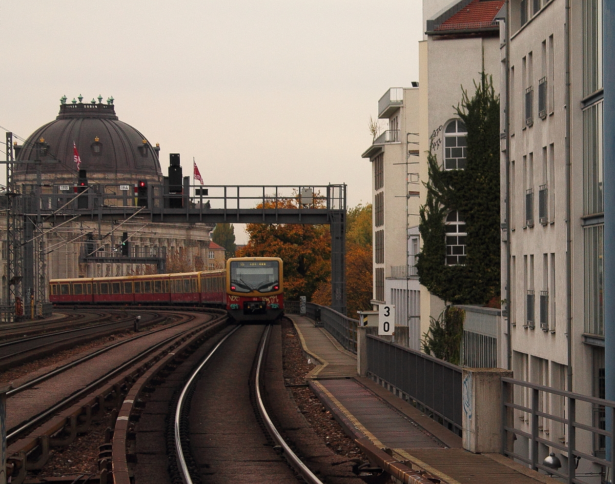 Die S-Bahn 481_482 als S 5 nach Spandau verlt am spten Nachmittag des 25.10.2013 den Bahnhof Hackescher Markt Richtung Berlin Friedrichstrae.