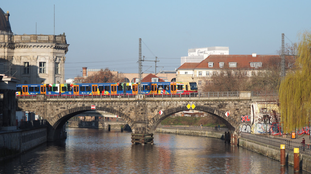 Die S-Bahn Berlin, hier der Zug im Design der Host City Berlin für die UEFA EURO 2024.
Hier zu sehen auf der Spree-Brücke nahe dem S-Bahnhof  Hackescher Markt .

Berlin, der 06.04.2024