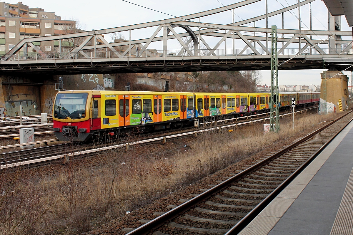 Die S-Bahn Berlin wird zunehmend bunter (481/482-420 und 481/482-433).
Am 08.03.2015 wird gerade ein Vollzug aus der Kehranlage in Gesundbrunnen bereitgestellt, um dann wenige Minuten später auf der S 1 nach Oranienburg zu fahren.

