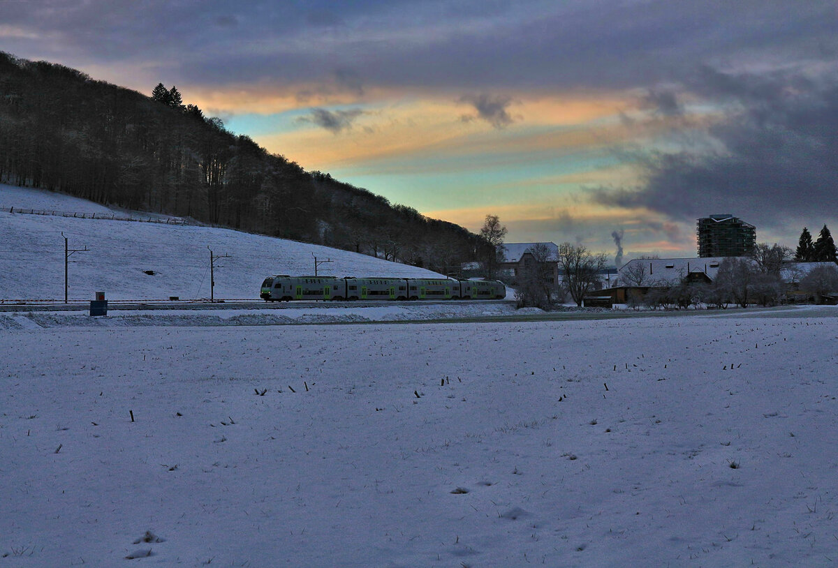 Die S-Bahn Bern, Linie S3, Biel - Bern - Belp: Abends gegen 17 Uhr strebt ein BLS MUTZ Richtung Belp. 9.Januar 2019 