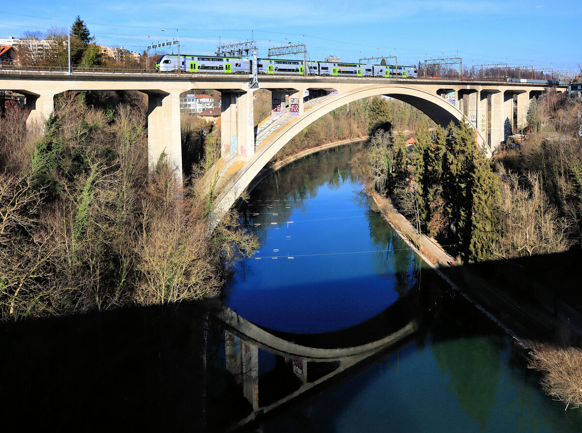 Die S-Bahn Bern, Linie S3, Biel - Bern - Belp: Einfahrt über die Aare in den Hauptbahnhof Bern. BLS MUTZ Doppelstockzug.  29.Januar 2022 