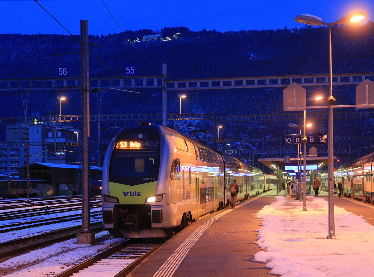 Die S-Bahn Bern, Linie S3, Biel - Bern - Belp: Zug BLS MUTZ 515 019 am Start frühmorgens in Biel. 11.Januar 2019 