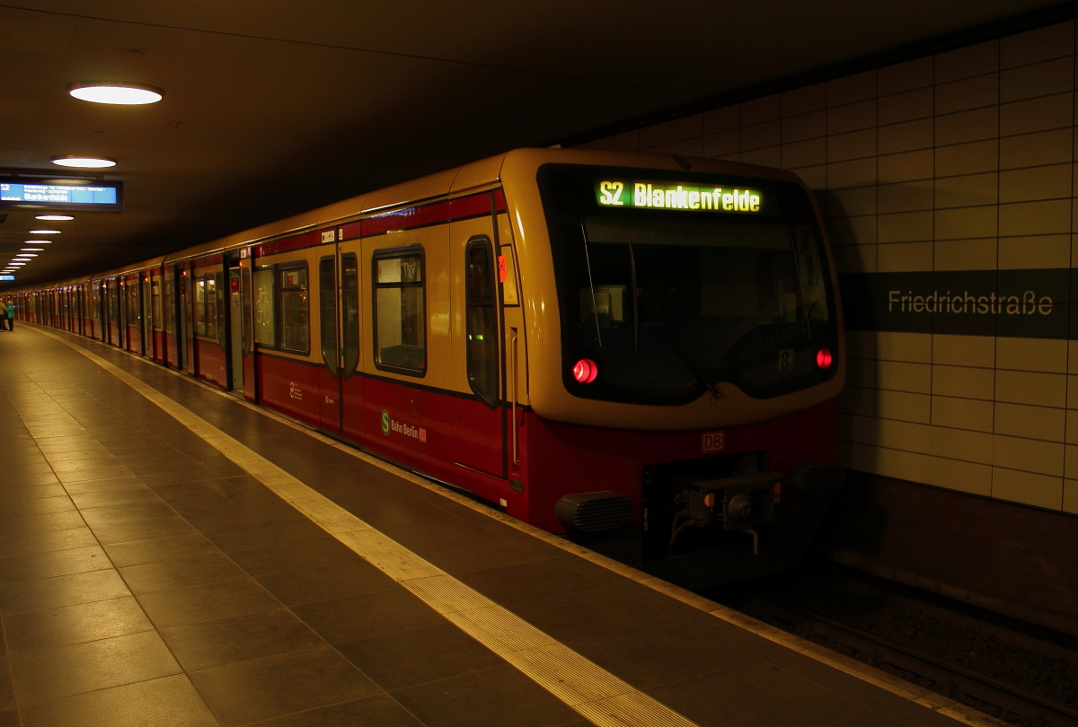 Die S-Bahn der BR 481/482 auf der Linie S 2 nach Blankenfelde in Berlin Friedrichstrae (Nord-Sd-Tunnel) am 29.09.2013.