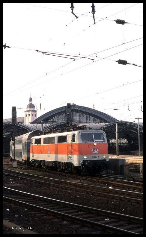 Die in S-Bahn Farben lackierte 111136 hatte am 20.03.1996 den türkis beigen Dosto von Aachen nach Bielefeld am Haken. Um 16.18 Uhr fuhr der Zug hier aus dem HBF Köln aus.