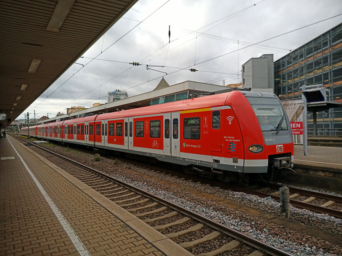 Die S-Bahn der Linie S5 nach Stuttgart Schwabstrasse stand am 01.11.2022 gegen 09:53 Uhr in Ludwigsburg zur Abfahrt bereit.