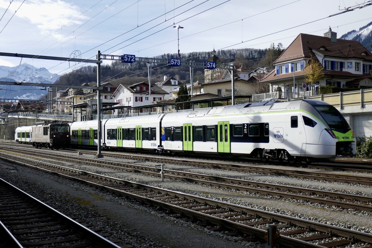 Die 'S-Bahn' MIKA RABe 528 202 der BLS am 16.3.23 im Bahnhof Spiez.