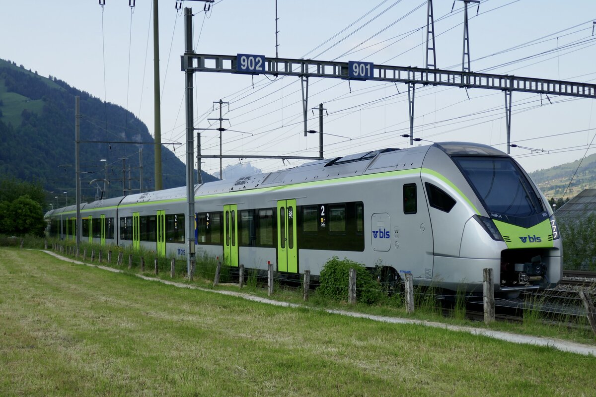 Die S-Bahn MIKA RABe 528 203 für die BLS am 29.5.23 bei Frutigen abgestellt.