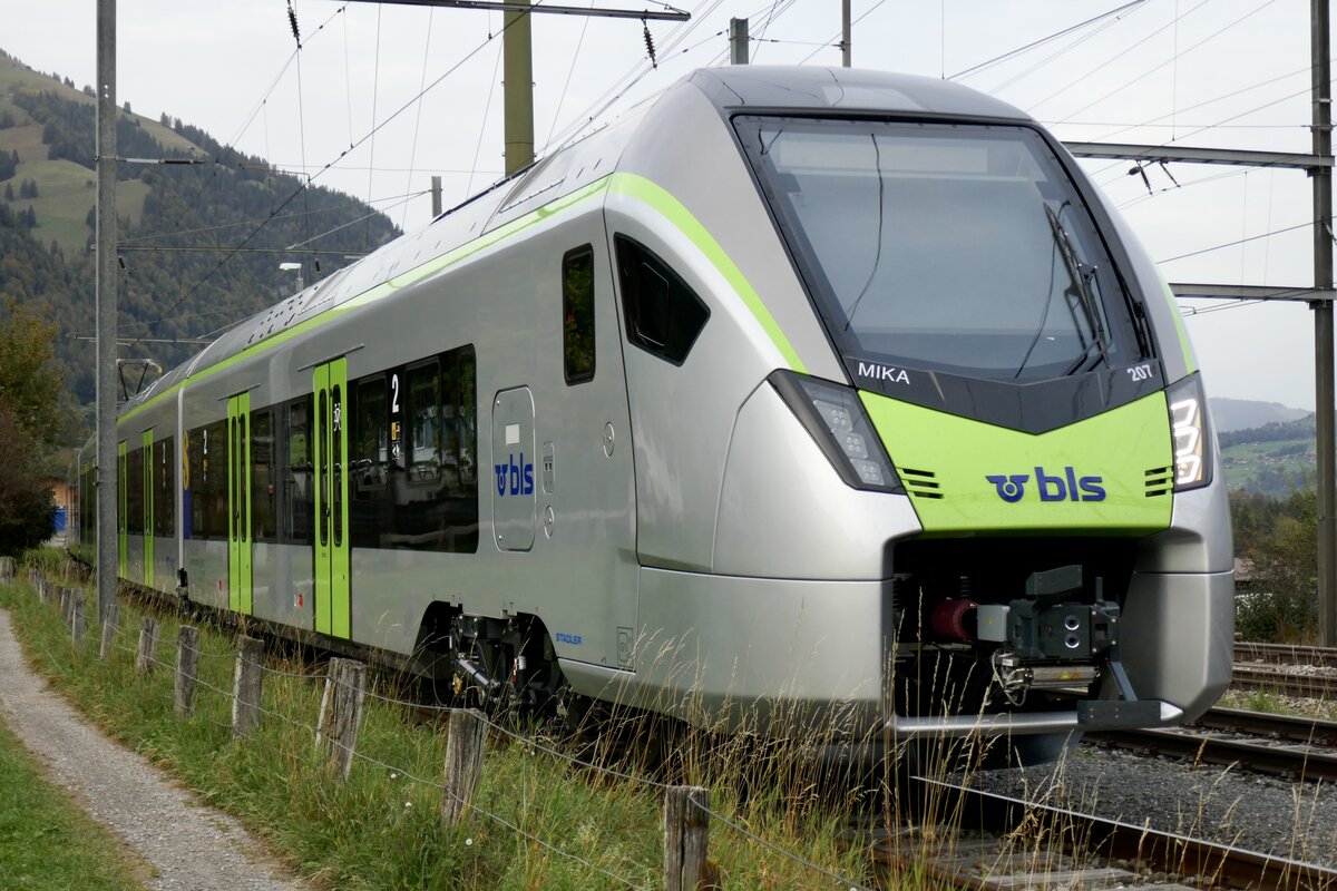 Die S-Bahn MIKA RABe 528 207 für die BLS (Übernahme 27.10.23) am 23.10.23 in Frutigen abgestellt.