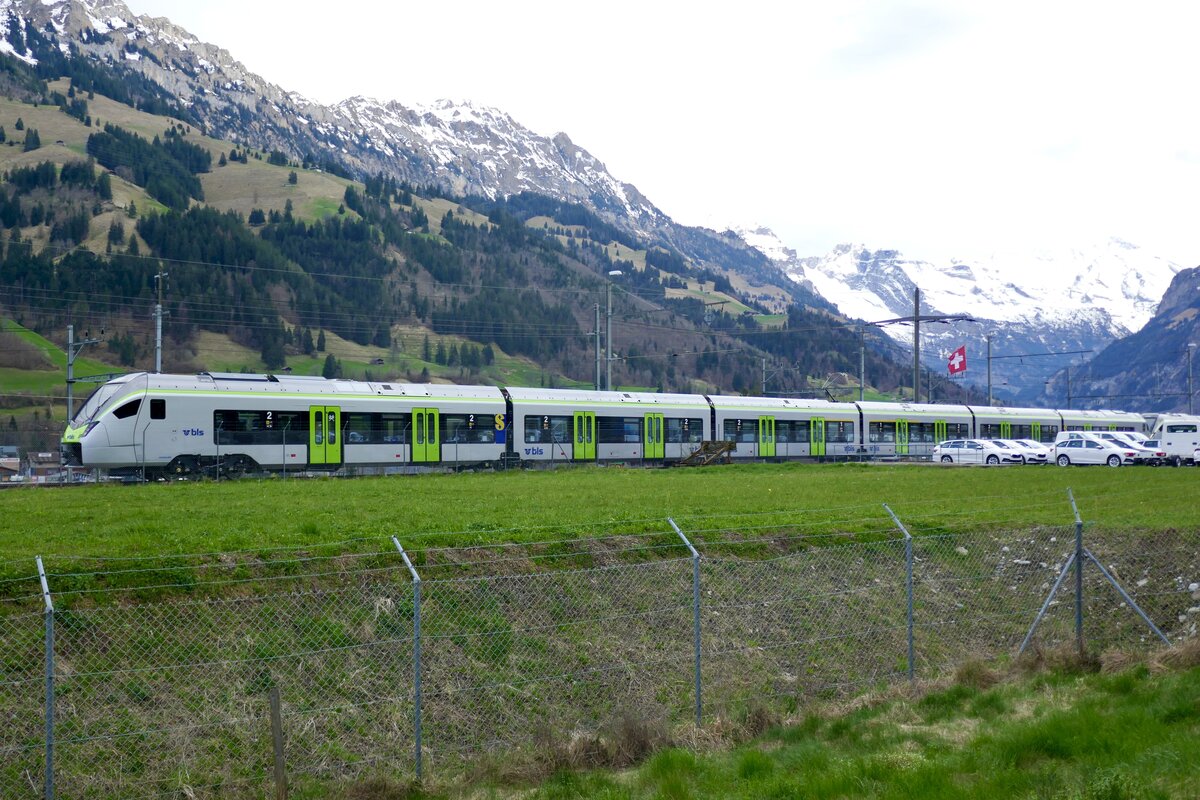 Die S-Bahn MIKA RABe 528 214 (Übernahme 4.4.24) für die BLS am 4.4.24 bei Frutigen abgestellt.