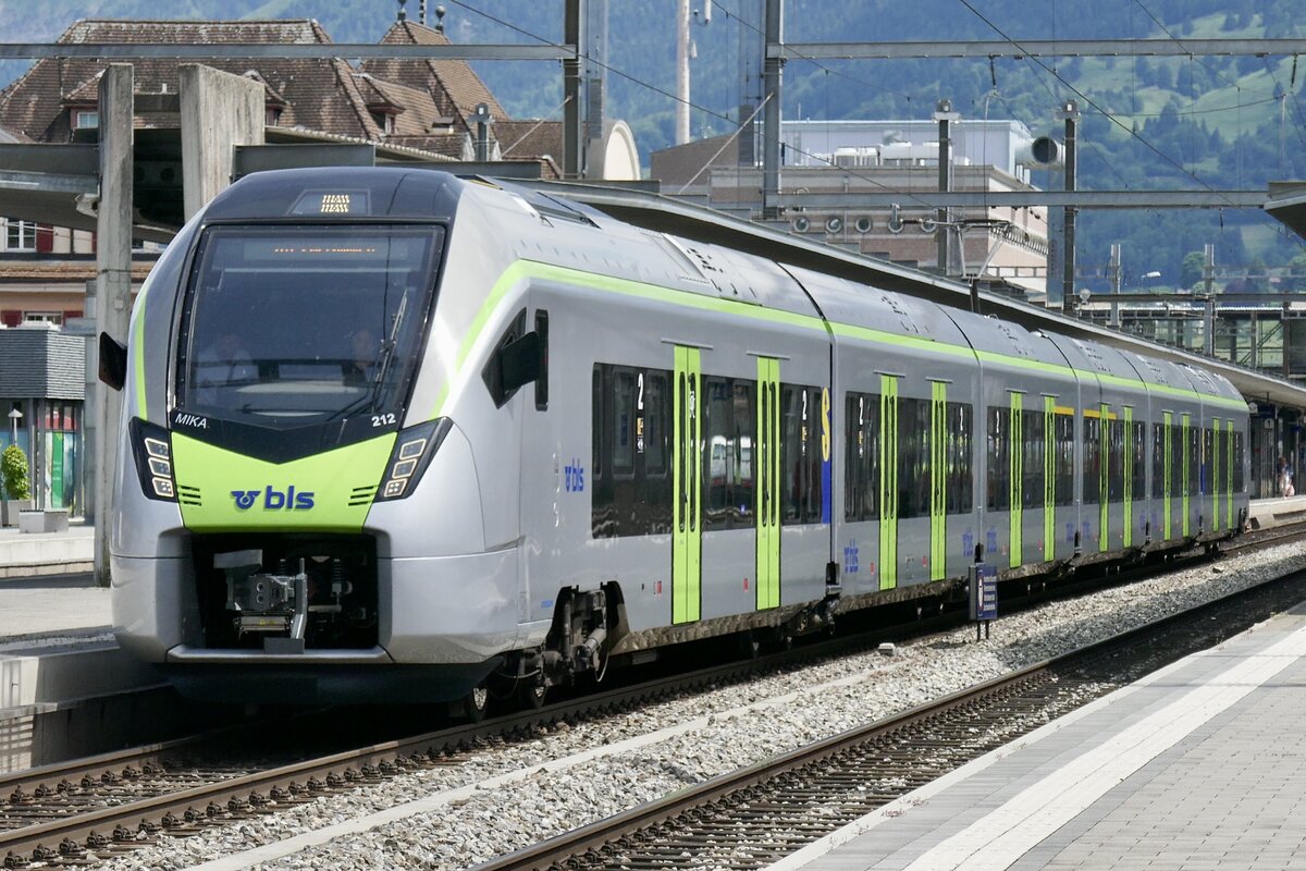 Die S-Bahn MIKA RABe 528 212 als R11 nach Zweisimmen am 17.6.24 bei der Ausfahrt in Spiez.