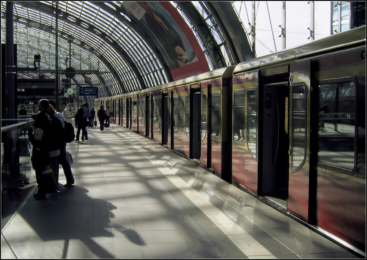 Die S-Bahn im neuen Hauptbahnhof -

Impression Berlin Hauptbahnhof, S-Bahnsteig. Außer der S-Bahn auf der Ost-West-Stadtbahntrasse, hat der Berliner Hauptbahnhof keinen weiteren Anschluss an den städtischen Schienennahverkehr. Ein Nord-Süd-S-Bahn (S21) wird wenn überhaupt nur langfristig Chancen auf Realisierung, die zukünftige Pendel-U-Bahn U55 wird lediglich den Reichstag und den Pariser Platz (mit Brandenburger Tor) anbinden. Bis auf dieser U-Bahnstrecke einmal die U5 fährt werden möglicherweise Jahrzehnte vergehen.
Der Berliner Hauptbahnhof dient hauptsächlich dem Umsteigeverkehr, weniger dem Zielverkehr. 

08.09.2006 (M)