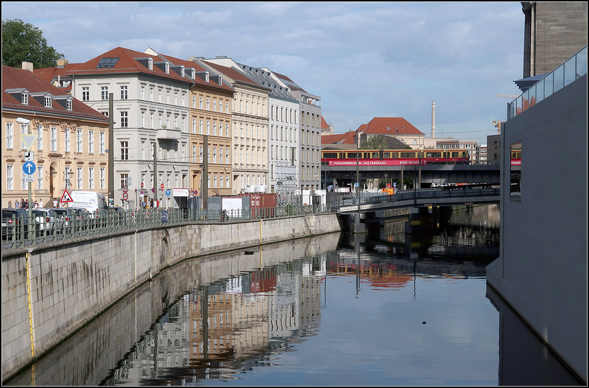Die S-Bahn im Stadtbild -

Schöne Häuserzeile am Kupergraben, wo auch unsere Kanzlerin wohnt, und eine vorbeifahrende S-Bahn auf der Berliner Stadtbahn. Die rechts hereinragende Bauten gehören zu Museumsinsel.

20.08.2019 (M)