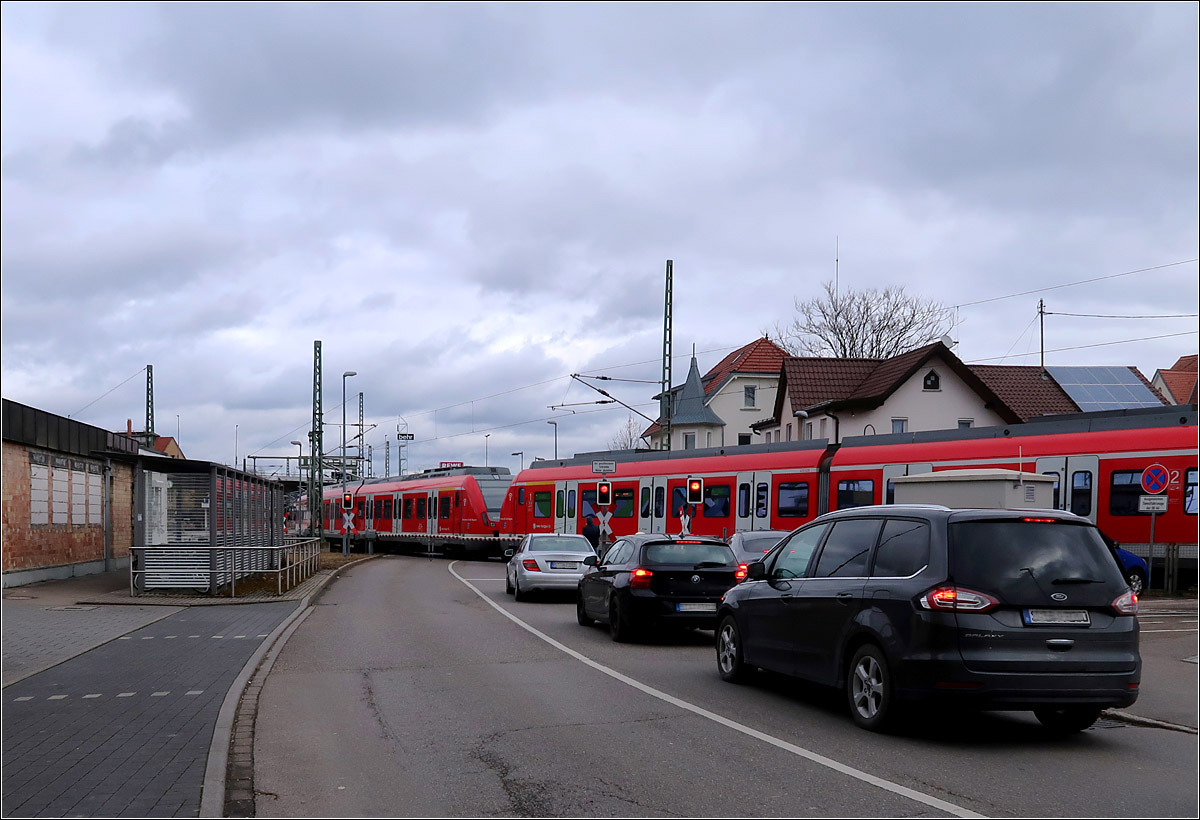 Die S-Bahn wird zur Nebenbahn - 

Gleich am Bahnhof Wendlingen verlässt die S1 die Bahnstrecke Plochingen - Tübingen und fährt auf eingleisiger Strecke mit mehreren Bahnübergängen auf der in diesem Abschnitt elektrifizierten Teckbahn nach Kirchheim.

04.02.2022 (M)