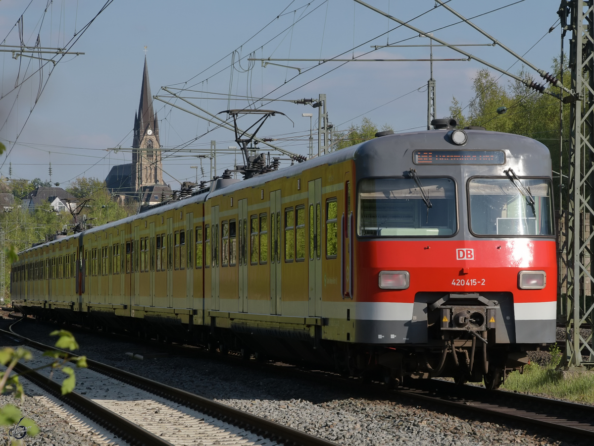 Die S-Bahngarnitur 420 415-2 der S1 auf dem Weg in Richtung Dortmund. (Essen-Steele, April 2017)