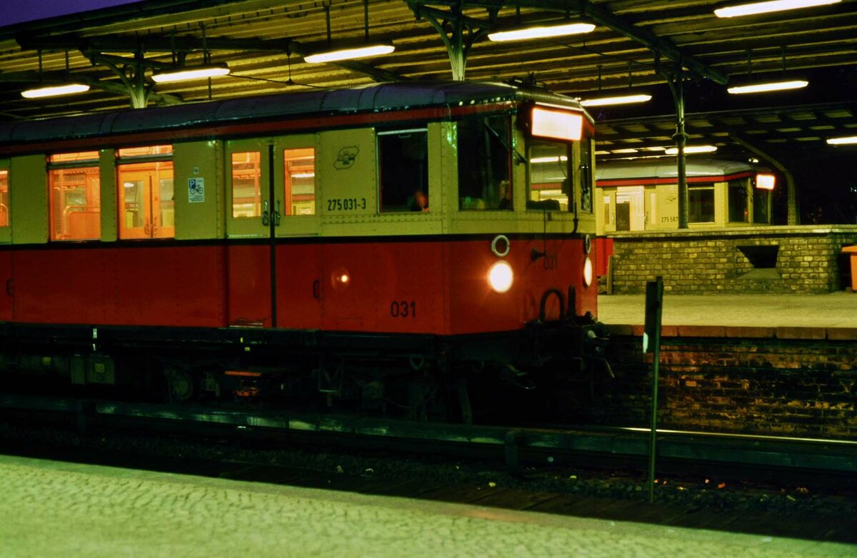 Die S-Bahnwagen der früheren DR-Baureihe ET 165 verkörperten für mich einfach die Stadt selbst. Auch von vorn waren sie unverwechselbar, hier im Bahnhof Wannsee.
Datum: 02.02.1988