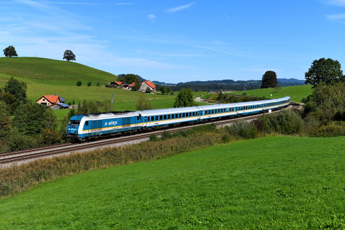 Die S-Kurve bei Heimhofen aus einer anderen Perspektive: Am 29. September 2019 konnte ich dort die 223 069 mit dem ALX 84108 auf der Fahrt nach Lindau fotografieren. Auch hier macht sich die Zuglänge mit sechs Wagen positiv bemerkbar.  