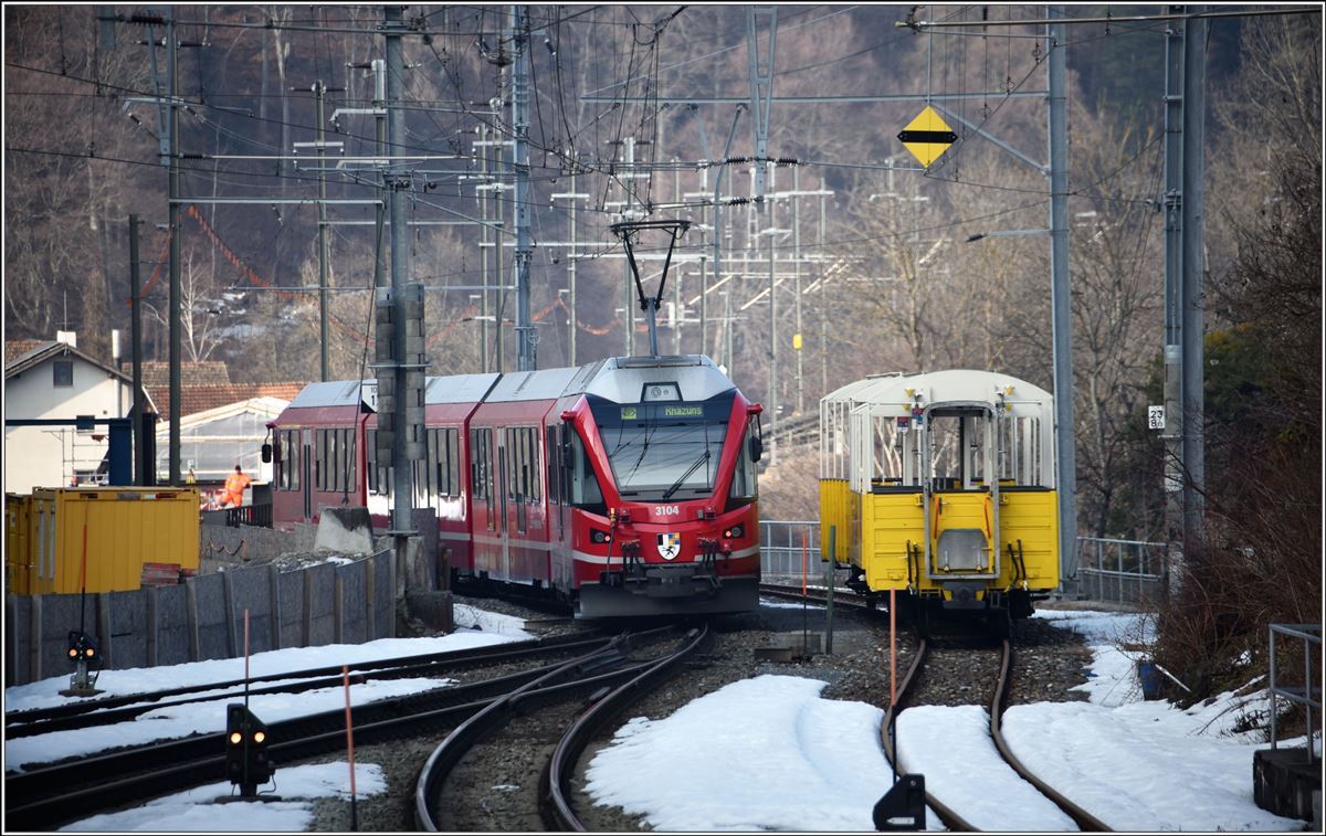 Die S1 1513 mit ABe 4/16 3104 verlässt Reichenau-Tamins Richtung Rhäzüns. (23.02.2018)