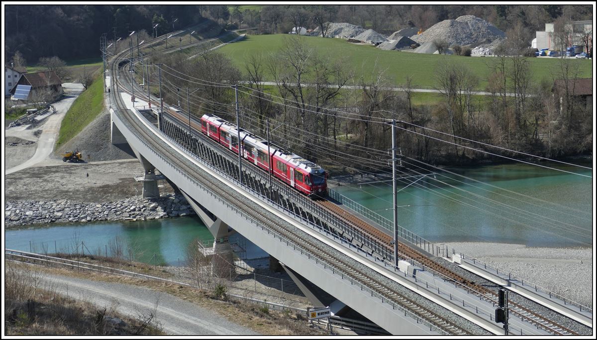 Die S1 1520 aus Rhäzüns mit ABe 4/16 3105 auf der alten Hinterrheinbrücke bei Reichenau-Tamins. (02.04.2020)