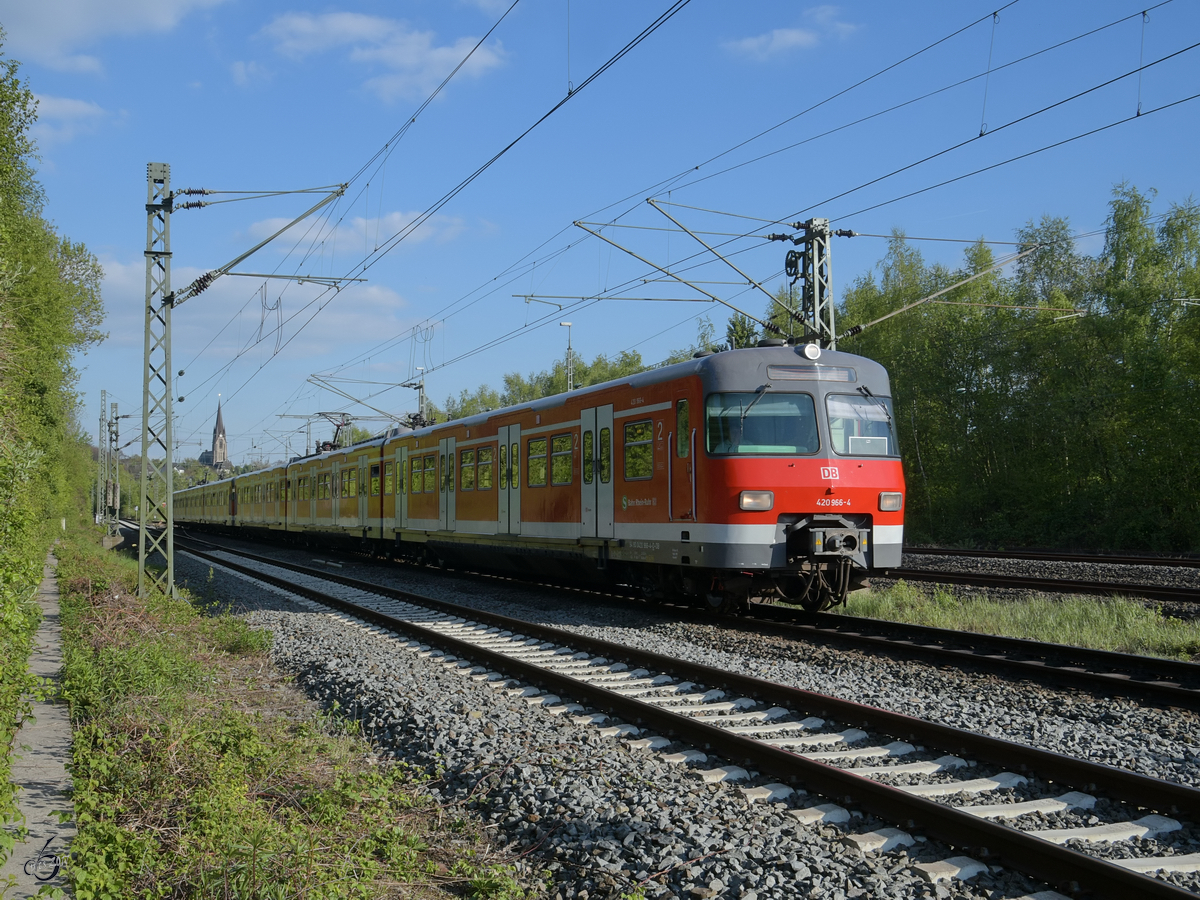 Die S1 (420 966-4) bei der Einfahrt in den Bahnhof Essen-Steele Ost. (April 2017)