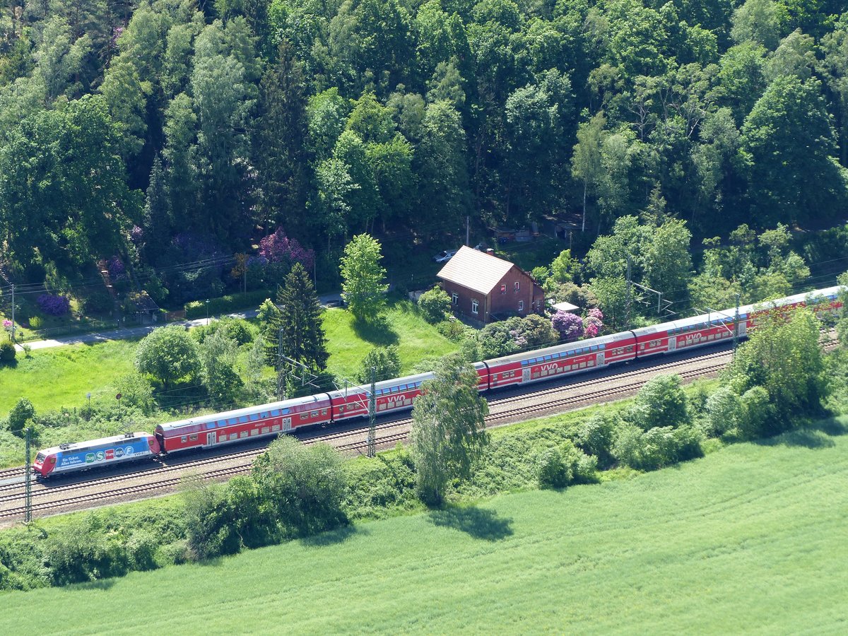 Die S1 von Dresden nach Bad Schandau mit der DB 146 017 TRAXX AC 1/2 unterhalb der Bastei bei Rathen am 30.5.2020