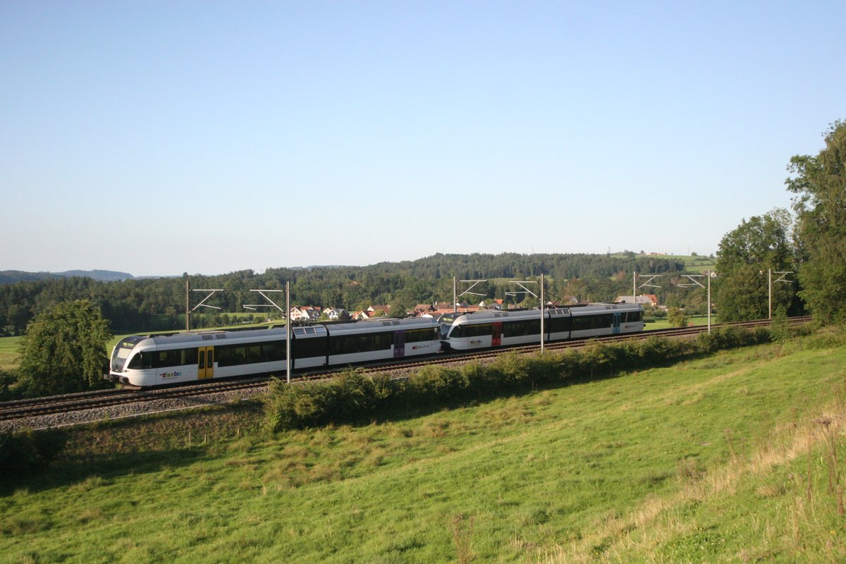 Die S1 eilt in Form zweier Thurbos in der Abendsonne zur zweitletzten Haltestation Uzwil, bevor sie dann den Endhaltepunkt Wil SG erreicht.

Uzwil Stolzenberg, 14.08.2019