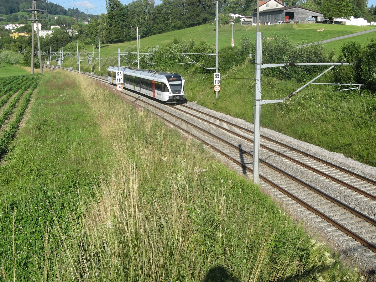 Die S1, in Form des RABe 526 7xx, hat soeben die Sittertobelbrücke verlassen und strebt seinem nächsten Haltepunkt St. Gallen Winkeln entgegen

Foto: Luka Streck

St. Gallen Neuhof, 04.07.2020