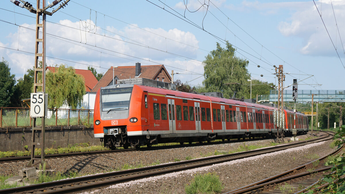 Die S1 nach Minden (Westfalen) der S-Bahn Hannover kurz vor der Einfahrt in den Bahnhof Bückeburg.
Aufgenommen im August 2021.