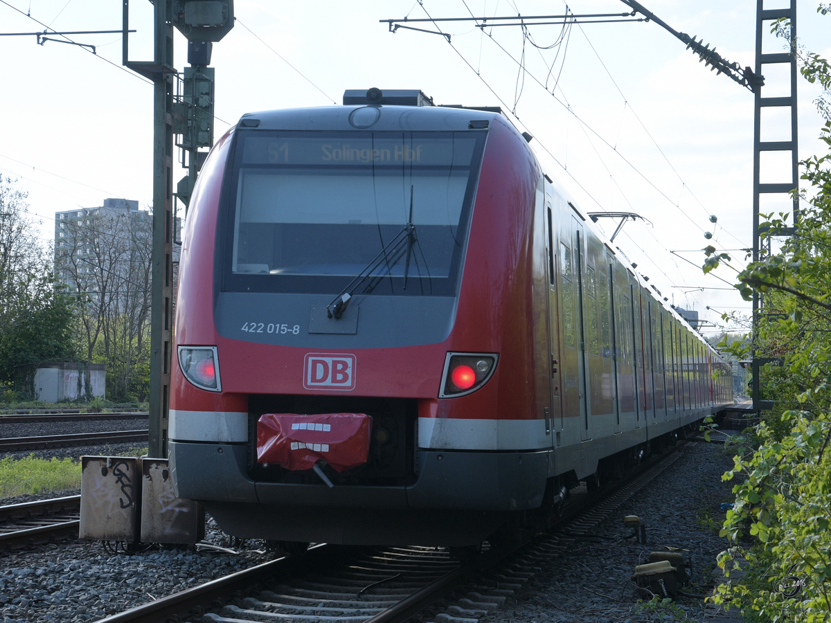 Die S1 in Richtung Solingen fährt gerade aus Dortmund kommend in den Bahnhof Essen-Steele Ost ein. (April 2017)