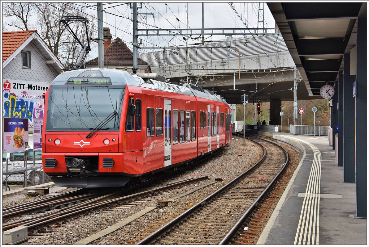 Die S10 von Triemli nach Zürich HB fährt durch die Station Zürich Giesshübel. (01.03.2017)