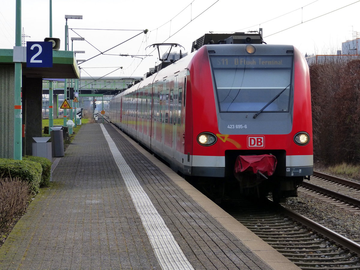 Die S11 von Bergisch-Gladbach nach Düsseldorf-Flughafen/Terminal und kommt aus Richtung Köln und fährt in Dormagen-Chempark ein und fährt dann weiter in Richtung Dormagen,Nievenheim, Neuss-Allerheiligen,Norf,Neuss-Süd,Neuss-Hbf. 
Aufgenommen vom Bahnsteig 2 in Dormagen-Chempark.
Bei Sonnenschein am Kalten 17.2.2018.